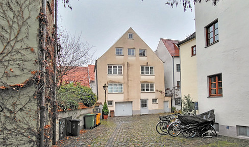 Charming multi-family house with 3 apartments, located in a prime city center location.