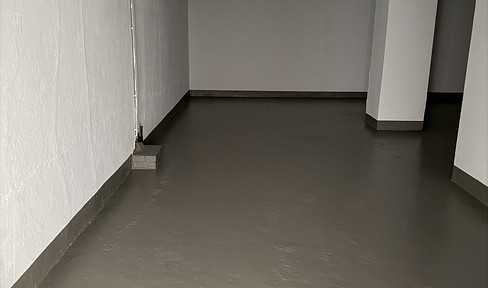 Storage area of 90 square meters with a loading ramp.