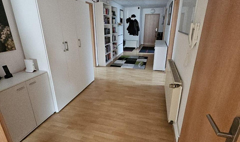 Frisch rennovierte 3-Zimmer-Wohnung in zentraler Lage mit Carport