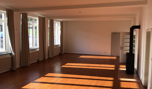 Lichtdurchflutete Wohnung in einem historischen Gebäude