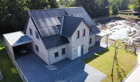 Oberwohnung mit Zugang zum Garten und kleiner Terrasse vor dem Haus