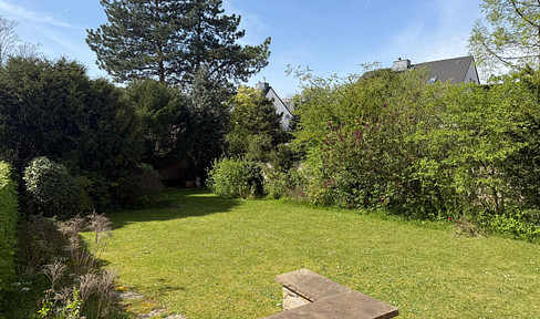 Located right next to the university hospital: Sun-drenched, spacious, and peaceful townhouse with a dream garden in a prime location.