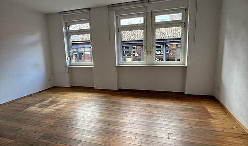 Bright 2-room apartment with fitted kitchen.