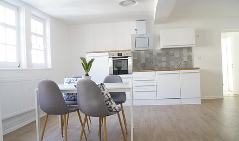 Stylish 2.5-room apartment in a historic building – furnished and cozy.