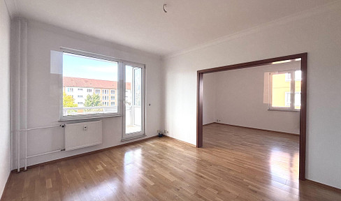 Apartment, 3-4 rooms, balcony, elevator, parking space, energy efficiency class B, district heating, no commission fees.