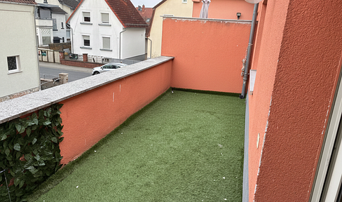 Spacious and comfortable living in Mörfelden-Walldorf: 4 rooms with a balcony and fitted kitchen.
