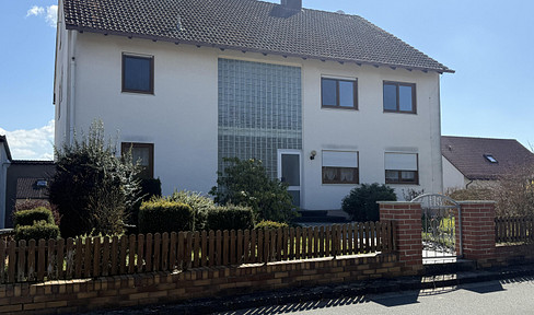Spacious 2/3-family house in a quiet location, offering flexible living options.