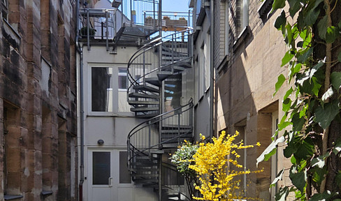 Quiet apartment in a building at the rear, with a fireplace – Fürth, Mathildenstraße.
