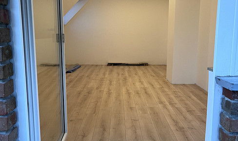 2 ZKB, Dachgeschosswohnung mit Balkon (Hausberge)