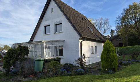 Detached house with panoramic views, leasehold property.