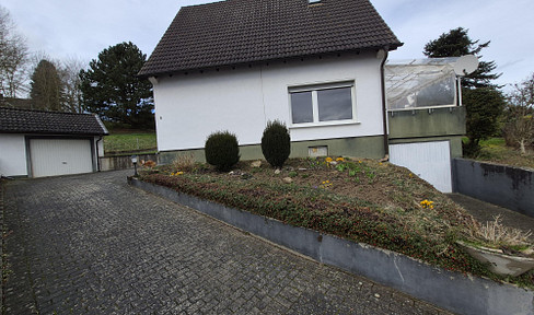 Detached house with panoramic views, leasehold property.