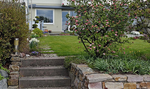 Terraced house in Flörsheim-Wicker with unobstructed, panoramic views.