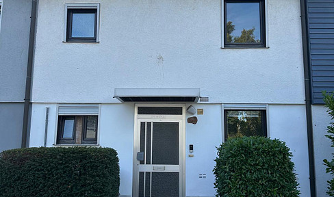 Terraced house in need of renovation, located in Mannheim-Gartenstadt, offered for sale privately from a leasehold property.