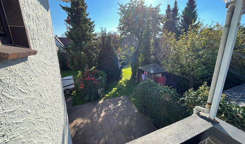 Charming detached house with a lovely garden.