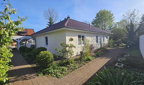 Detached house with a mature garden, its own unique character, and a touch of exclusivity.