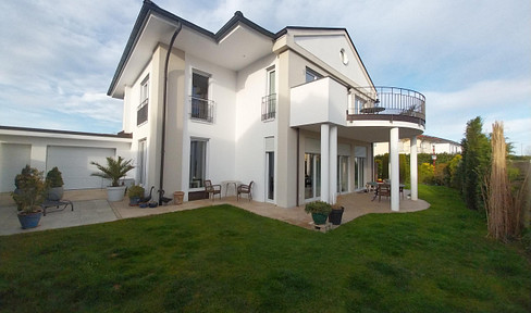 Spacious single-family home in an exclusive villa style (private seller).