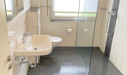 85 square meter ground floor apartment with garden, featuring 3 rooms, a kitchen, a bathroom, and a utility/storage room.