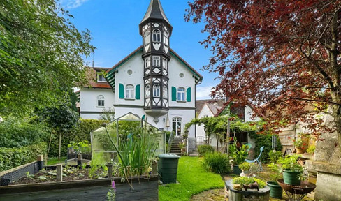 Art Nouveau villa with a garden and panoramic views.