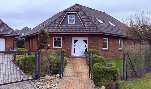 Commission-free: A 241 m² detached house with a heat pump, a large plot of land, and a double garage.