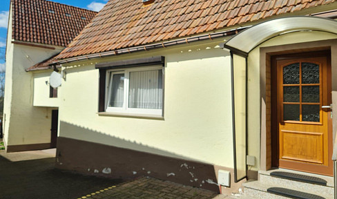 Charming detached house with a 600 square meter plot of land – requiring renovation, but immediately habitable.