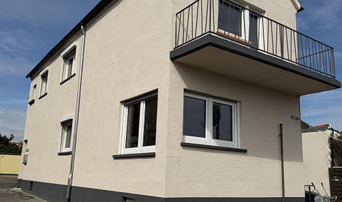 Renovated house with 4 rooms, kitchen, bathroom, courtyard, and garage, located in Abenheim, Worms.