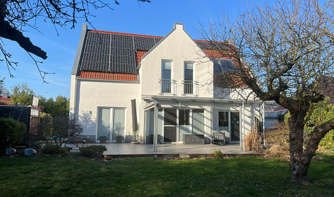 Luxury 7-room villa with a pool and sauna, located in Alpheide.