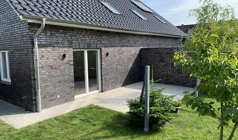 Modern living in Lüneburg – stylish semi-detached house with a garden and carport.