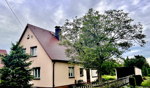 Charming house in a residential area, located on the Elberadweg cycle path, with a large garden – no real estate agent fees!