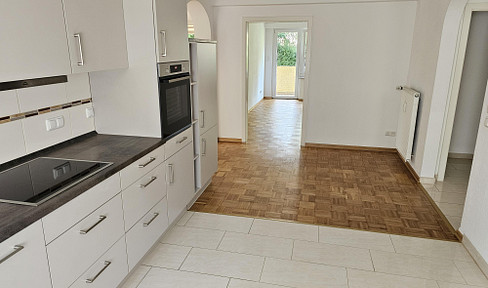 Located near Wittringer Wald: High-quality 3-room apartment with parquet flooring, fitted kitchen, and balcony – quiet, well-maintained, and available now.