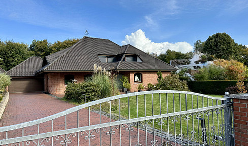Exclusive, modern country house in a prime location, featuring 2 apartments. Located directly next to a nature reserve.