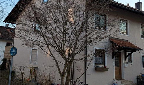 Charming terraced house with a south-facing terrace and a beautiful garden, located in Trostberg.