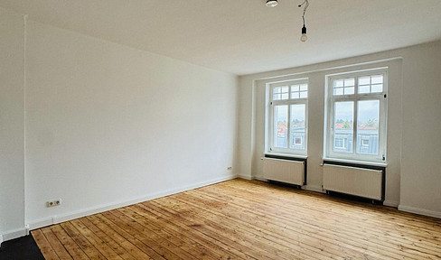 Bright, freshly renovated two-room apartment in a traditional building.