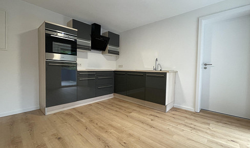 Newly renovated 4-room maisonette apartment with balcony – centrally located and quiet.