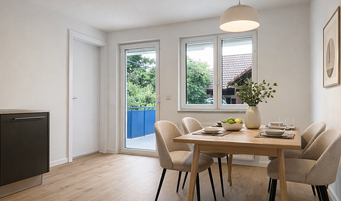 Newly renovated 4-room maisonette apartment with balcony – centrally located and quiet.