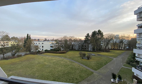 3-room apartment with fitted kitchen, elevator, and underground parking in Stuttgart-Möhringen.