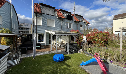 Terraced house with a fireplace, solar panels, air conditioning, a south-facing terrace, and 2 garage parking spaces, located in Kirchzarten.