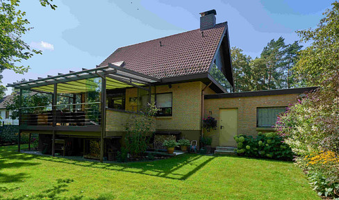 Detached house in a prime location, offering unobstructed views of the nature reserve.