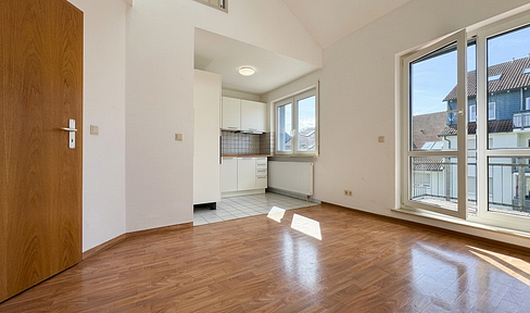 Move in immediately: Gallery apartment with balcony, fitted kitchen, and underground parking.