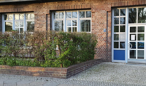 No reference fees or commission - Close to Potsdamer Platz - 3.5-room apartment with terrace and private garden.