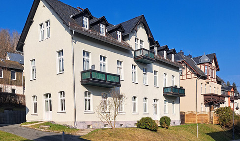 Bright and spacious 3-room ground floor apartment.