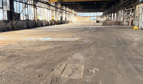 For rent: a 3,000 square meter ground-floor warehouse/storage/production hall! (Currently undergoing renovation).