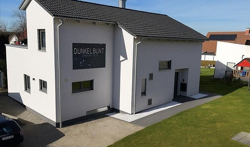 Modern detached house (built in 2019) with an attached apartment, garden, and double garage.