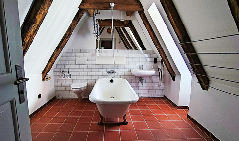 Renovated maisonette apartment with attic space, energy-efficient, includes a charging station for electric vehicles and a parking space.