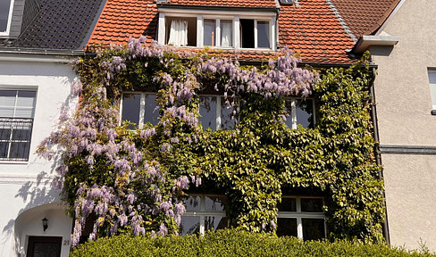 For sale: Single-family house or multi-family building with garden, no real estate agent involved.