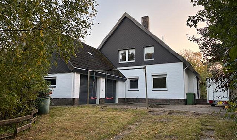 Spacious two-family house with solar panels, a conservatory, and a large garden, located in Neuberend.