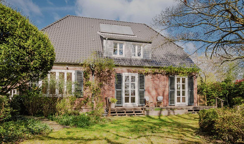 Exclusive country-style villa in Krefeld-Bockum, near Stadtwald park.