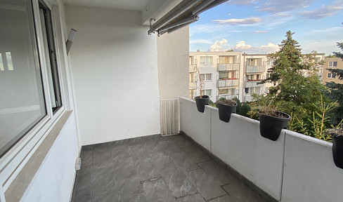 Bright and spacious apartment with a balcony, located in a well-maintained residential area. No agency fees.