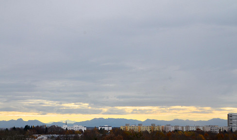 Available from May: Penthouse apartment in the Bogenhausen-Cosimastraße area, with views of the Alps, partially furnished.