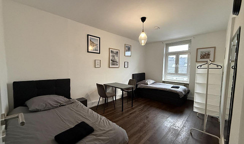 Furnished apartment for rent in Frankfurt, Schneebergerstraße, located on the west side. Features: cafes nearby, three rooms, kitchen, and bathroom.