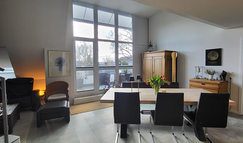 Bright and spacious 4-room maisonette apartment with a large balcony in Reinbek.